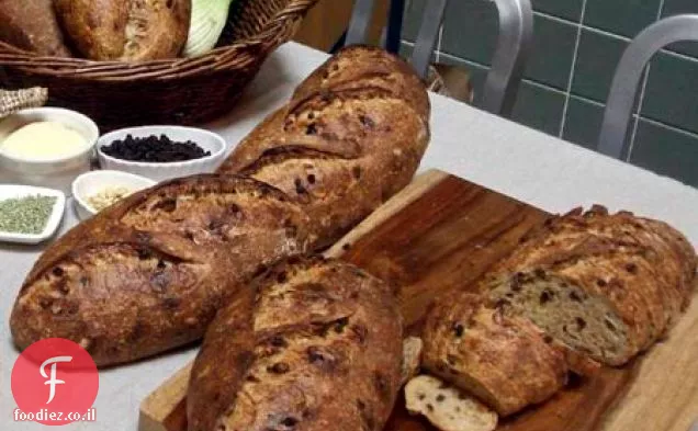 Semolina Sourdough עם שומר, דומדמניות, צנוברים