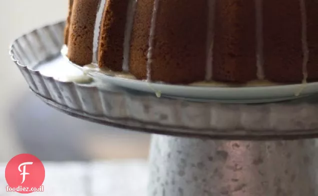 עוגת תאריך Bundt עם זיגוג ציפורן דבש