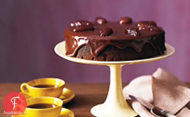עוגת שוקולד-תאריך עם שוקולד דביק טופי זיגוג
