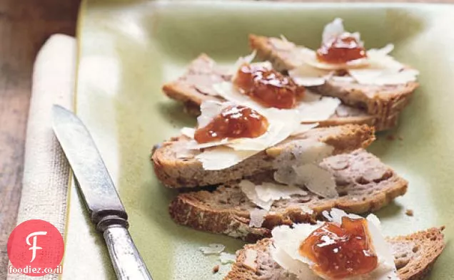 טוסט אגוז עם ריבת תאנים וגבינת מנצ'גו