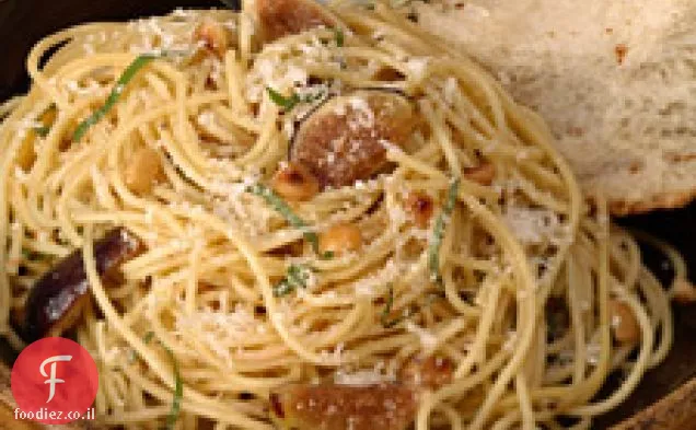 ספגטי עם תאנים, בזיליקום, חמאה חומה ואגוזי לוז