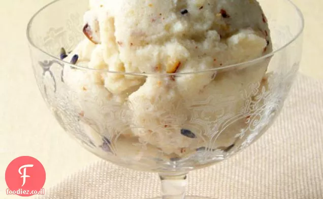 גלידת לבנדר ושקדים קלויים עם תאנים חמות