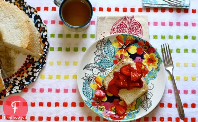 עוגת מזון מלאך עם תותים וניל