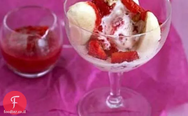 גלידת תות עם רוטב תות