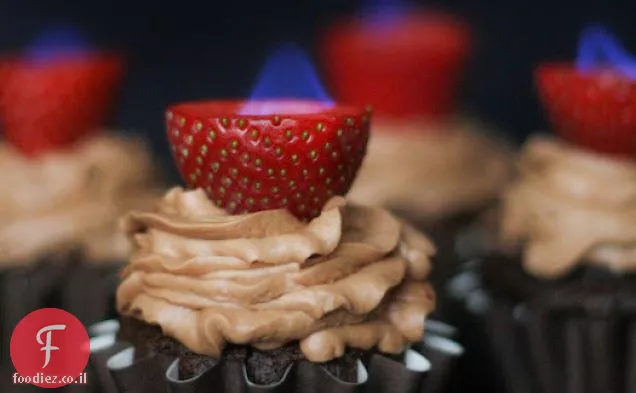 עוגות שוקולד עם תותים בוערים
