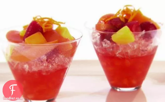 תותים עלומים, אפרסקים ומנגו על קרח מרוסק