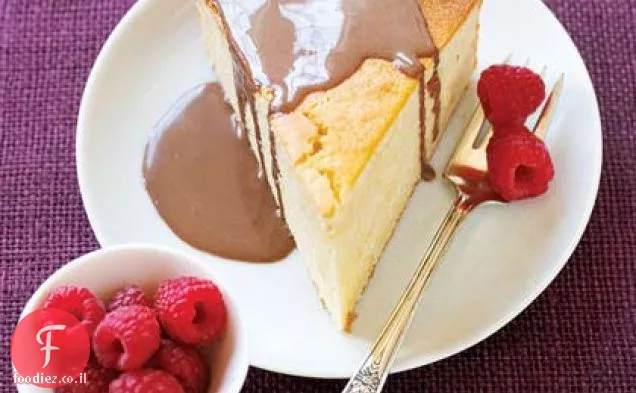 רוטב פודינג שוקולד עם עוגה ופטל