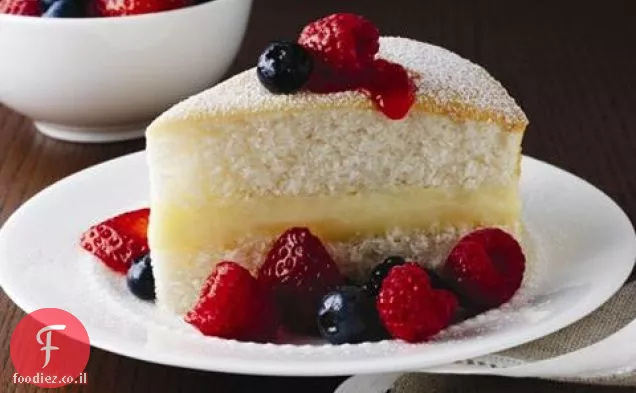 עוגה לבנה עם פירות יער ושמנת