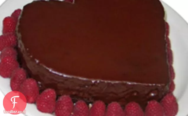 עוגת שוקולד בצורת לב עם זיגוג שוקולד