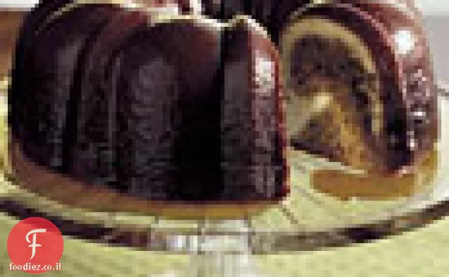 עוגת פקאן מולסה Bundt עם זיגוג בורבון