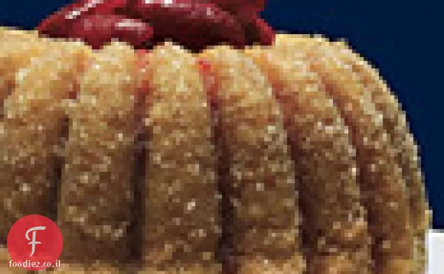 שמנת חמוצה זנגביל כפולה ועוגת Bundt עם תותים חדורים זנגביל