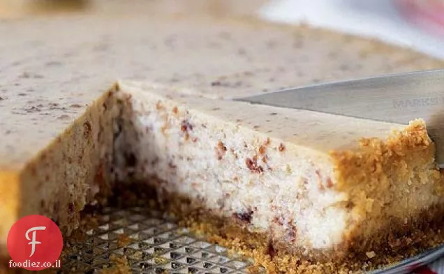 עוגת גבינה עם כתמים של חמוציות ושוקולד לבן