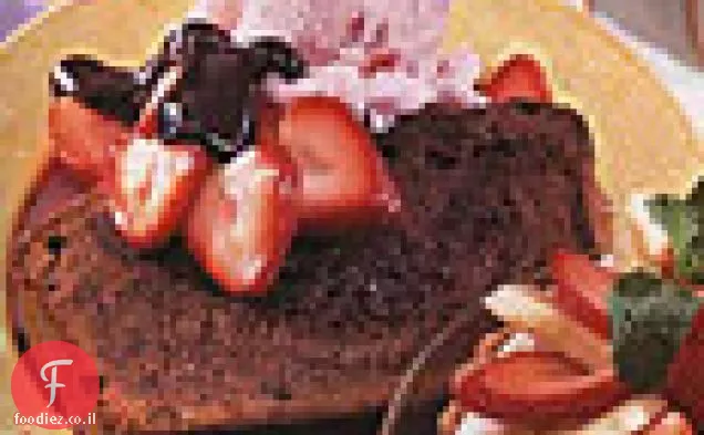 עוגת שוקולד פאונד עם גלידת תות ורוטב שוקולד מריר