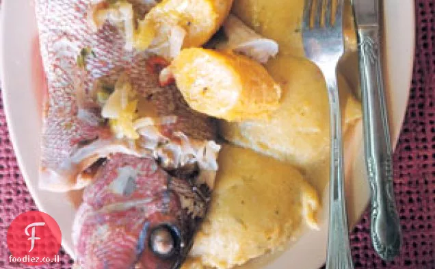 דגים מבושלים עם רוטב בצל ופטריות