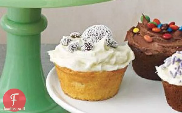 קאפקייקס צהובים עם ציפוי וניל Nonpareils