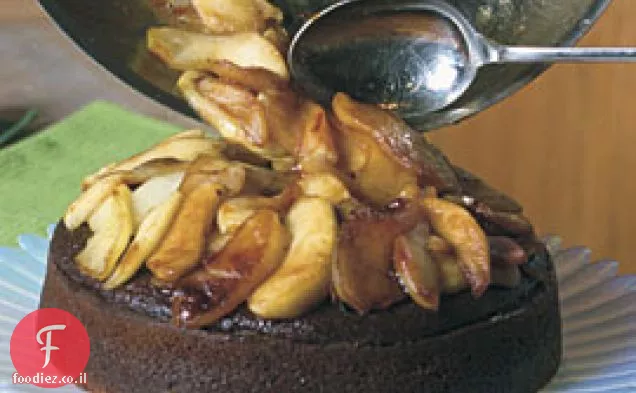עוגת זנגביל מצופה חמאה עם תפוחים מוקפצים