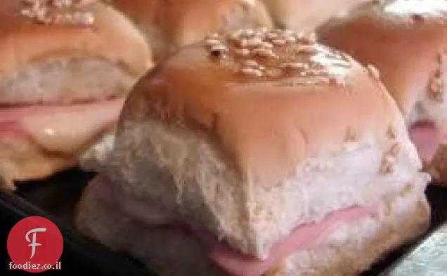 מיני נקניק וגבינה לחמניות
