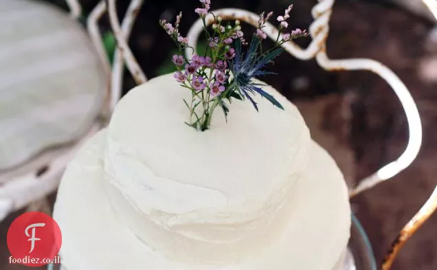 עוגת חתונה קלאסית עם מילוי פטל וזיגוג חמאה