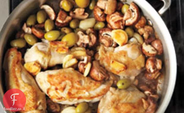 עוף מטוגן בשום עם זיתים ופטריות
