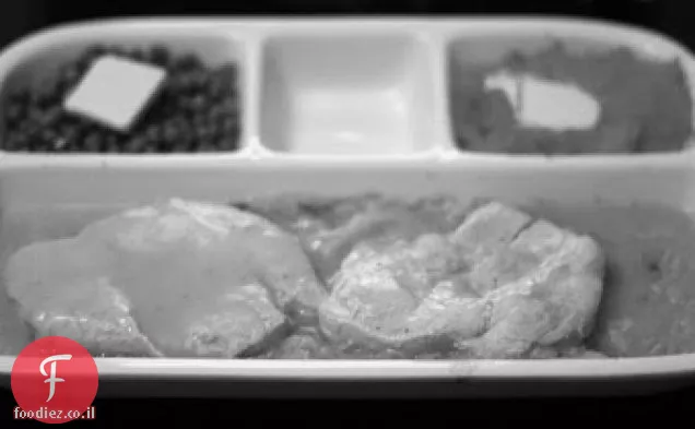 ארוחת טלוויזיה תוצרת בית: טורקיה עם רוטב לחם תירס, אפונה & Swee