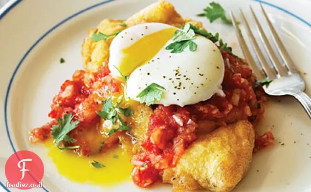 Chiles Rellenos וביצים עם סלסה Jalapeño עגבניות