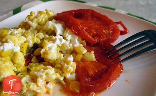 ביצים מקושקשות עם תירס טרי, גבינת עיזים, ו-t קלוי בתנור
