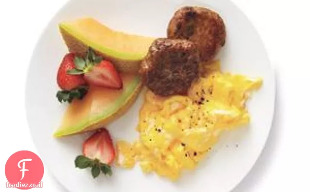 ביצים עם נקניק הודו לארוחת בוקר ופירות