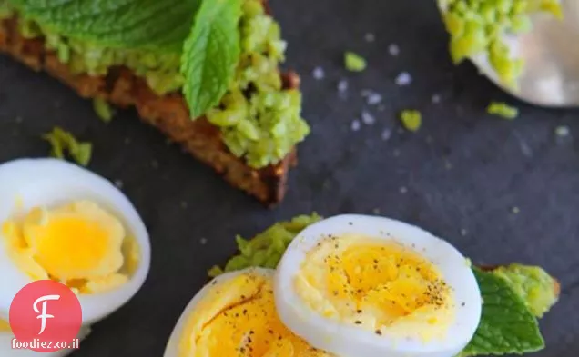 ביצים רכות עם פירה אפונה & Edamame על טוסט ללא גלוטן