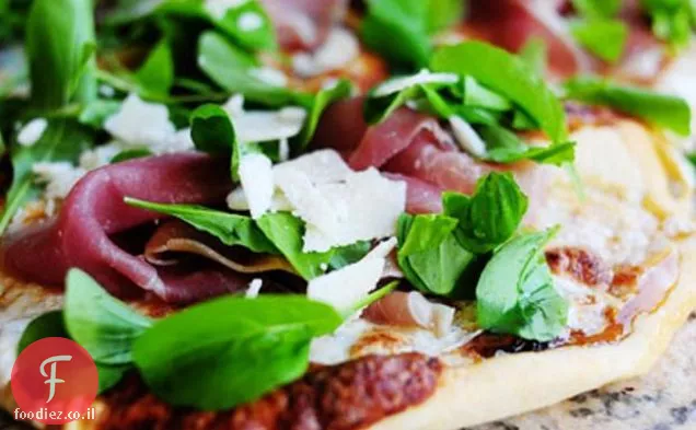 פיצה איור-פרושוטו עם ארוגולה
