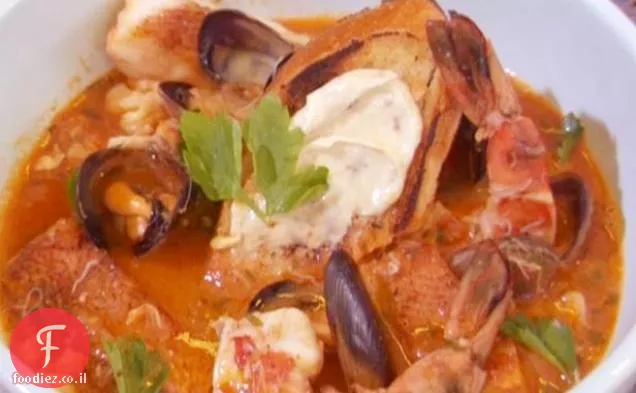 שוק הדגים פולטון Cioppino עם קרוטונים שאור