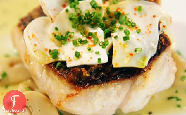 בס ים שחור עם פטריות Matsutake ורוזמרין