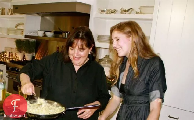 פיצטות בצל מקורמל עם מוצרלה מעושנת וארוגולה