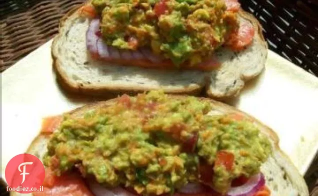 Guacamole-סלמון מעושן ברוסקטה