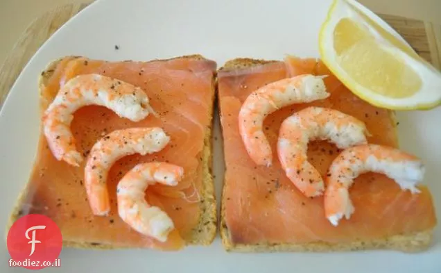 כריך סלמון מעושן עם פנים פתוחות (Laks Smørrebrød