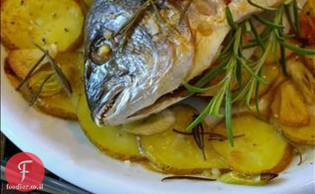 Orata אל Forno (דניס אפוי עם תפוחי אדמה)