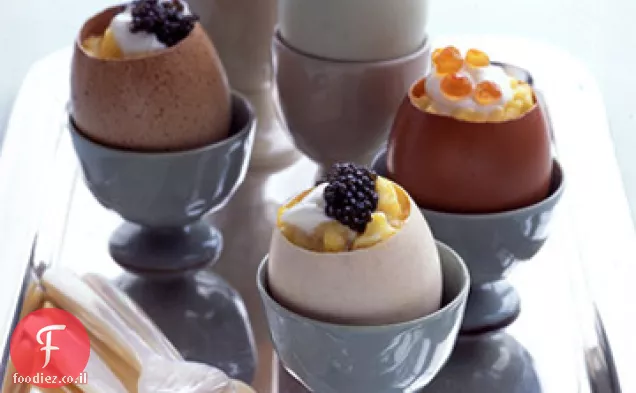 ביצים מקושקשות עם קרם פרש וקוויאר בכוסות קליפת ביצה