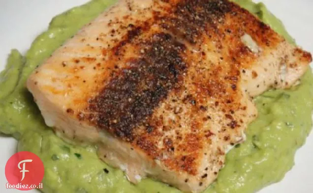 סלמון צרוב במחבת עם Remoulade אבוקדו