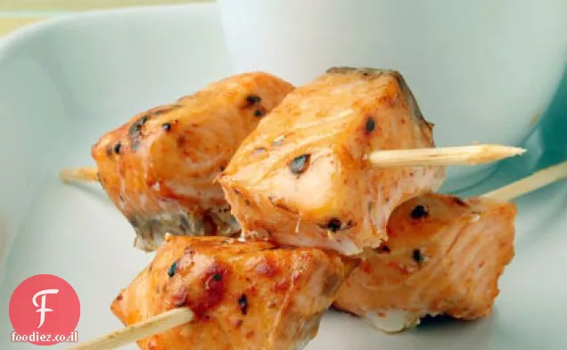 שיפודי סלמון עם רוטב Romesco