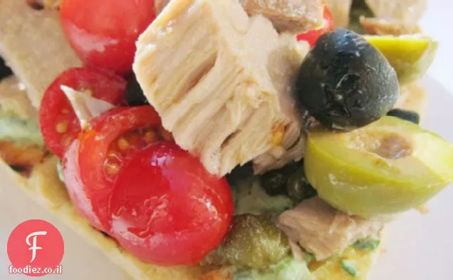 טוסטים Niçoise עם טונה ועגבניות טריות