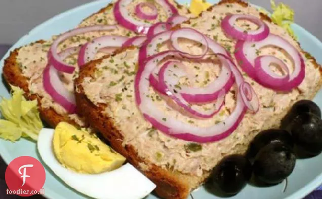 כריכי לחם שיפון עם טונה, מלפפון חמוץ וגבינת שמנת