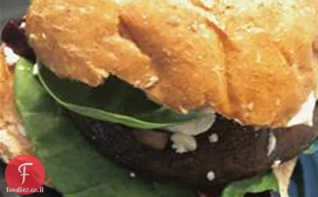 המבורגרים פורטובלו עם גבינת עיזים