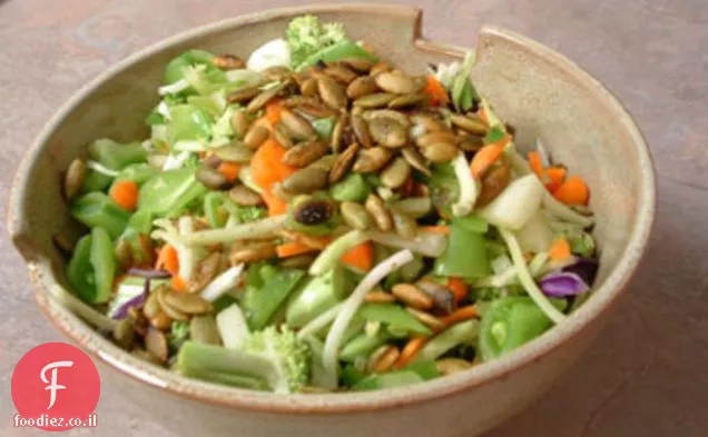 סלט ירקות גלם Tidbit עם זרעים קלויים