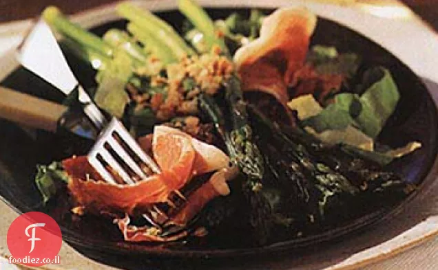 סלט חזיר אספרגוס וסראנו עם שקדים קלויים