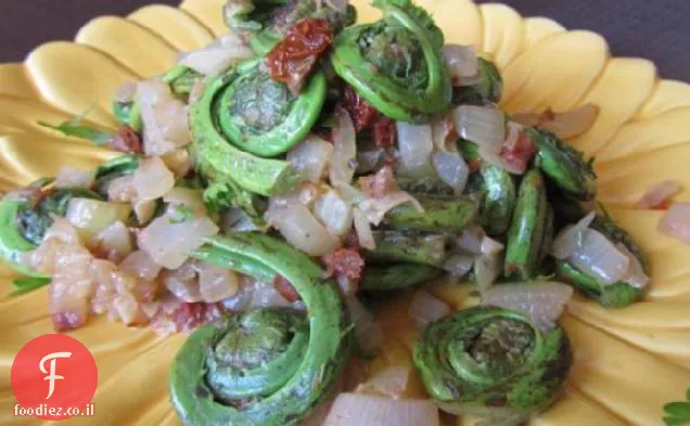 Fiddleheads עם עגבניות מיובשות, בצל ושום