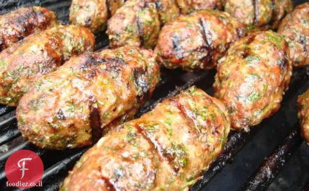 קבב Kofte עם רוטב מנטה מלפפון