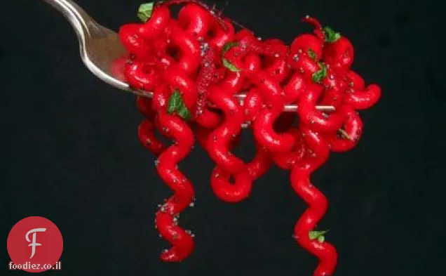 סלק אדום Fusilli עם בלסמי, זרעי פרג & מנטה