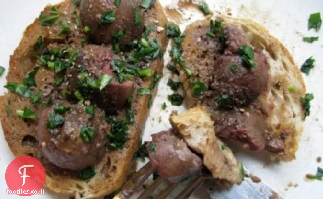 בראנץ ' יום ראשון: כליות ממולאות על טוסט