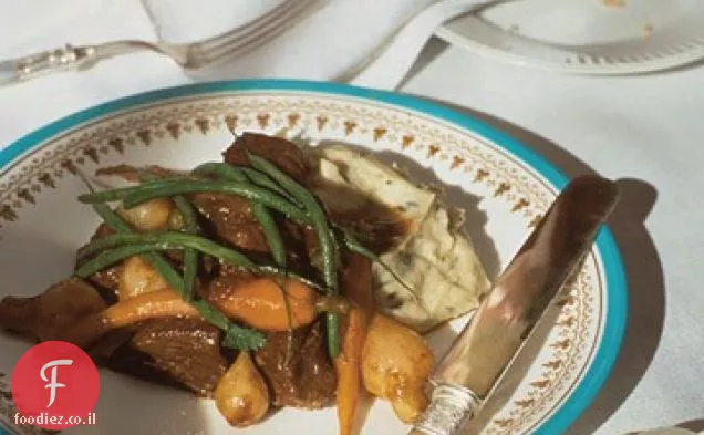 Navarin של כבש עם ירקות האביב