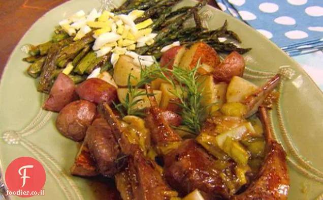 צלעות כבש עם רוטב שזיפים רוזמרין ואספרגוס קלוי עם ויניגרט לימון וביצה חתוכה לקוביות