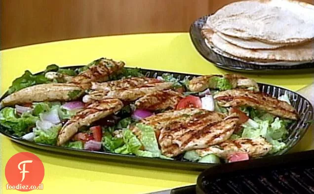 עוף בגריל יווני וסלט ירקות עם לחם פיתה חם לעטיפה